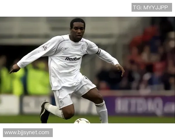 哈吉与奥科查的传奇对决：足球场上的艺术与激情碰撞